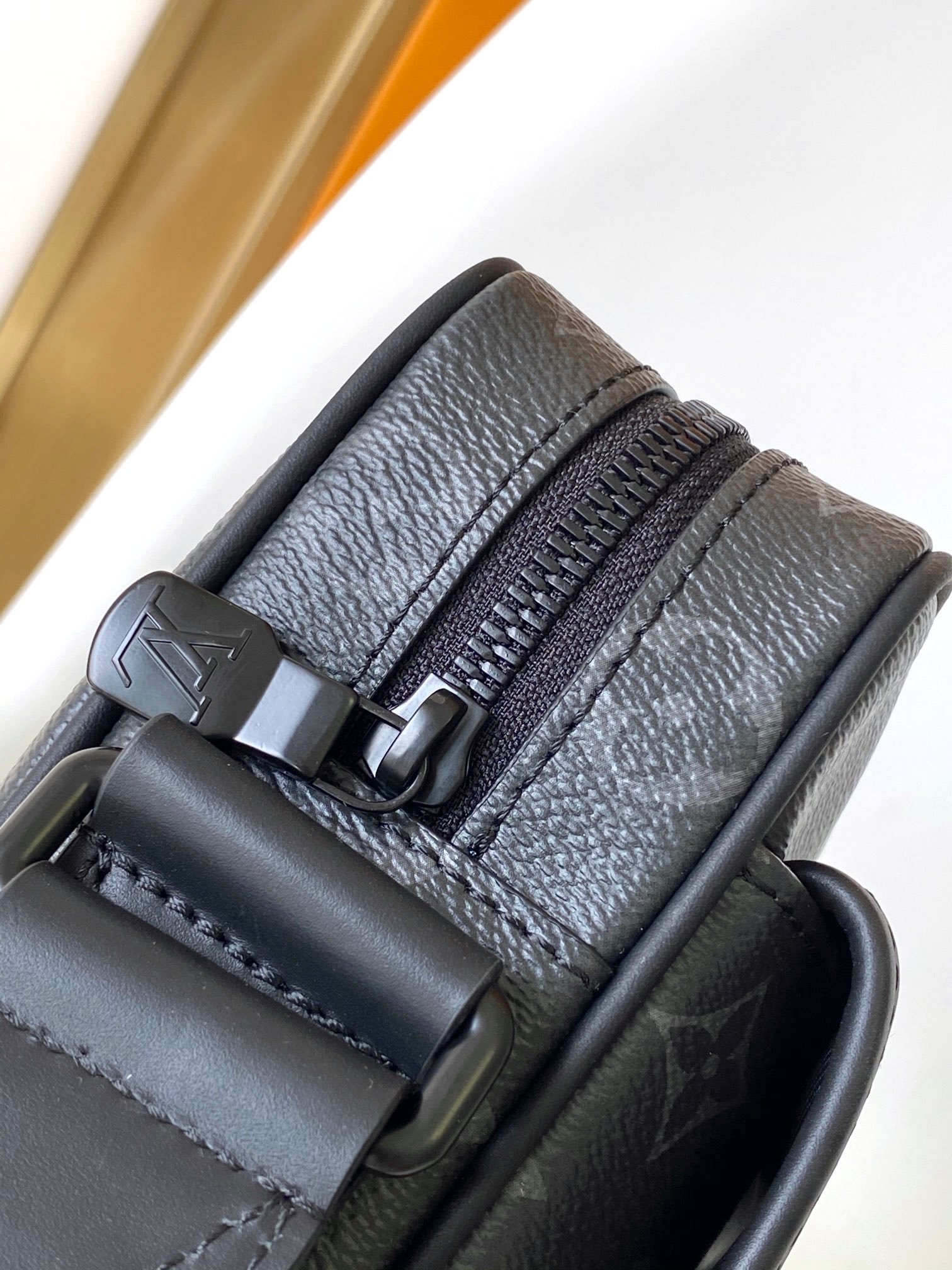 M12518 M12516 Getaway Messenger - Image 10