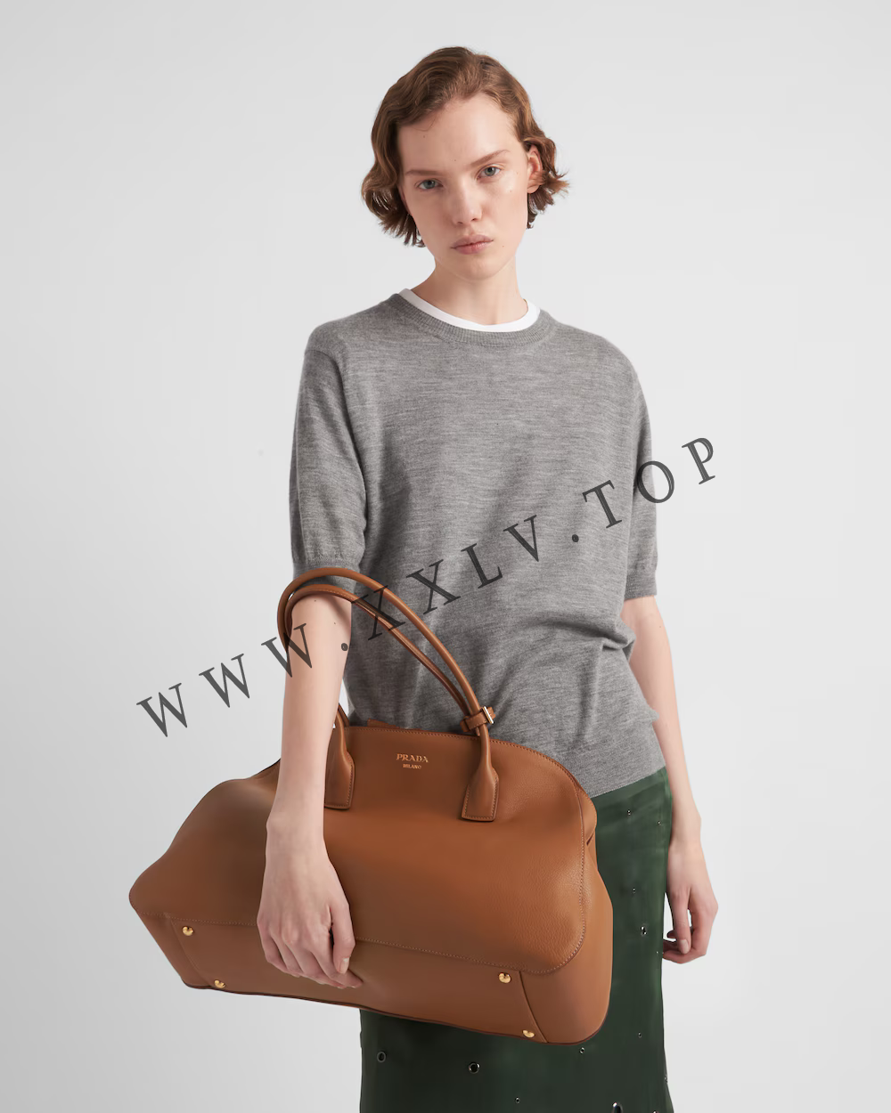 Large leather tote bag with zipper closure - Image 5