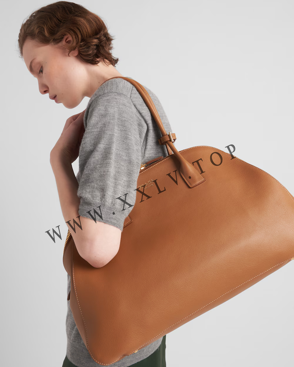 Large leather tote bag with zipper closure - Image 4