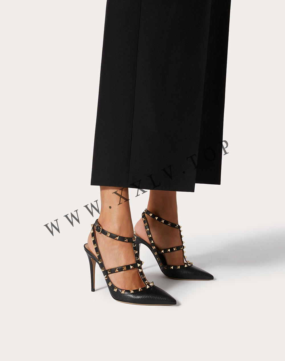 ROCKSTUD GRAINY LEATHER ANKLE STRAP PUMP 100 MM - Image 2