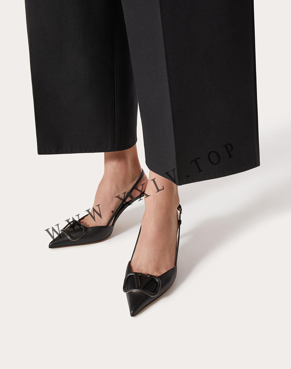 VLOGO SIGNATURE CALFSKIN SLINGBACK PUMP 80 MM / 3.15 IN. - Image 3