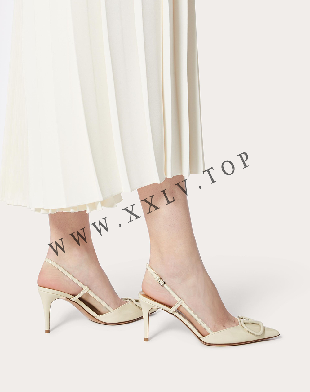 VLOGO SIGNATURE PATENT LEATHER SLINGBACK PUMP 80MM / 3.15 IN. - Image 2