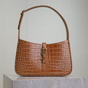 le 5 À 7 in smooth leather